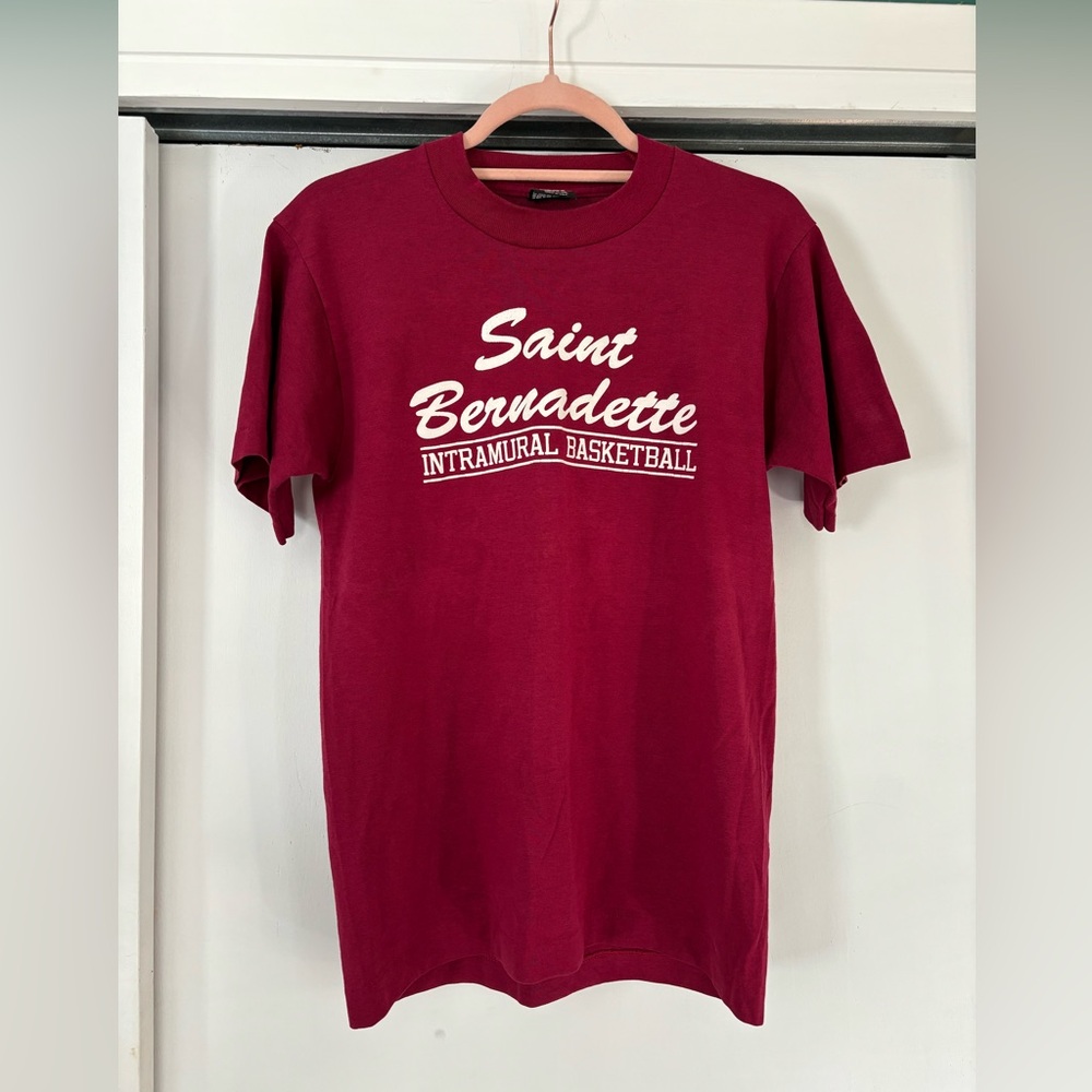 Vintage red quirky indie sleaze basketball t shirt fruit of the loom size S